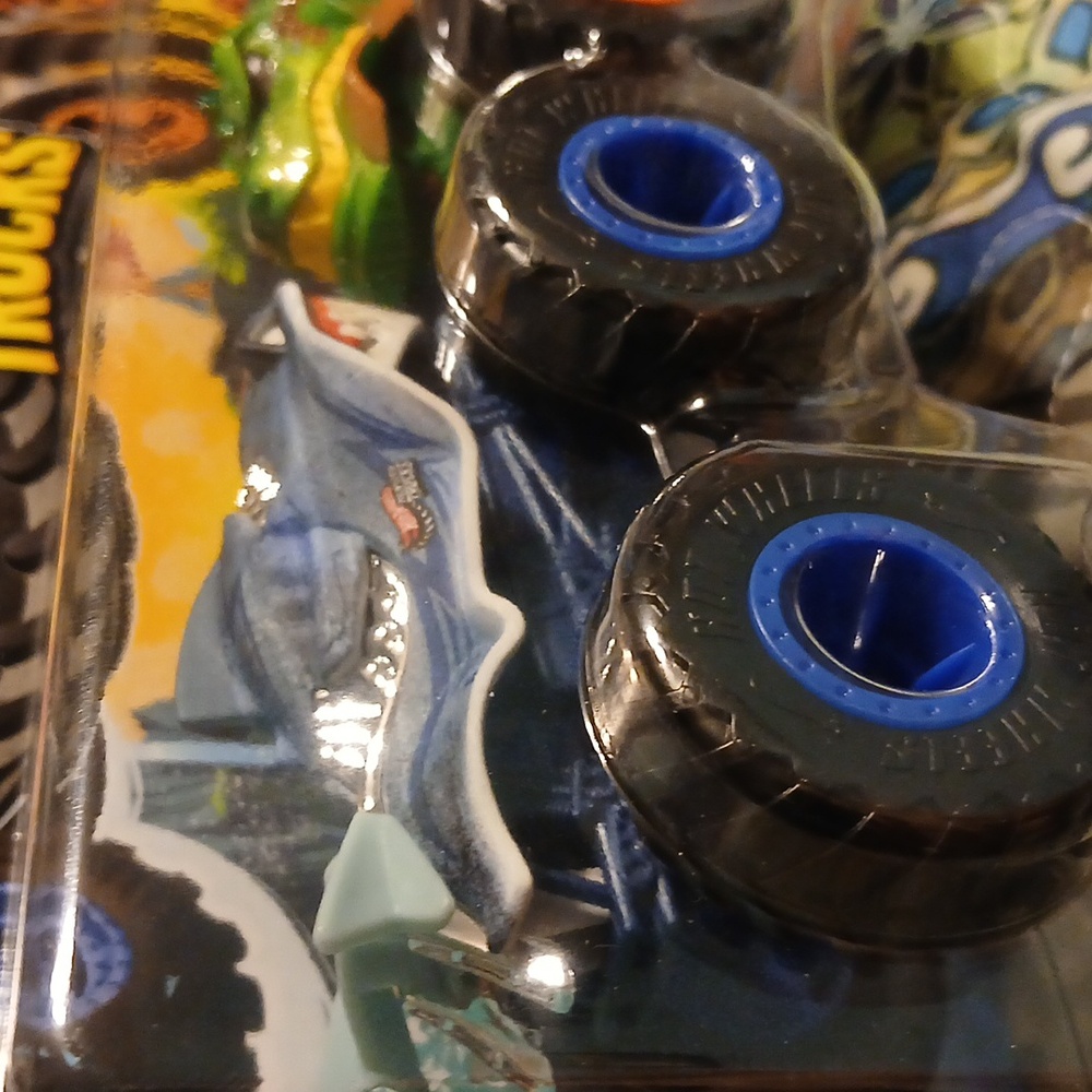 Hot Wheels Monster Trucks - Blue and Green Great Bite Vs Rageasaur - Picture 5 of 7